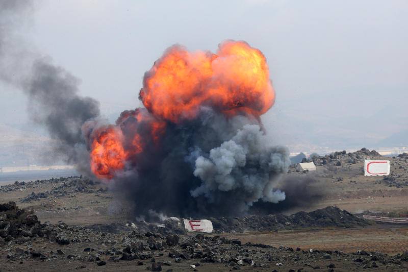 <p>Tatbikat senaryosu kapsam�nda 12. Hava Ula�t�rma Ana �s Komutanl���ndan havalanan C-130 ve C-160 nakliye u�aklar�ndaki 180 para��t�� komando, b�lgeye indi.</p>