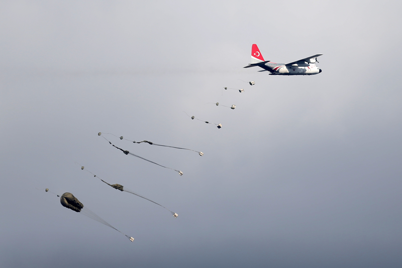 <p>B�lgenin kontrol alt�na al�nmas�n�n ard�ndan AFAD ve K�z�lay g�revlileri, insani yard�m i�in helikopterle alana getirildi.</p>