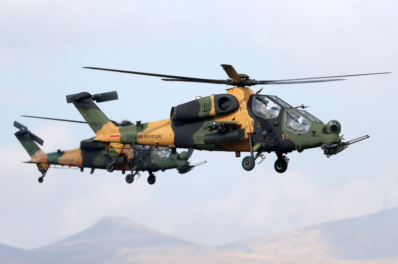 <p>Para��tle atlayan komandolar, temsili d��man muharebe merkezine operasyon d�zenledi. Ter�ristlerden ar�nd�r�lan b�lgede bir hedef S�HA ile vuruldu. D��man b�lgesine helikopterle indirilen toplarla da b�lgenin hakim noktas�ndaki hedefler imha edildi.</p>