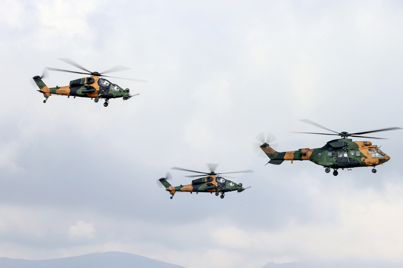 <p>Chinook tipi iki helikopterin de kullan�ld��� tatbikat�, Kara Kuvvetleri Komutan� Orgeneral Sel�uk Bayraktaro�lu, 4. Kolordu Komutan� T�mgeneral Ahmet Kurumahmut, Kayseri Vali Yard�mc�s� Abdullah Kalkan, Garnizon Komutan� Hava Tu�general Haldun Ta�an, askeri yetkililer izledi.</p>