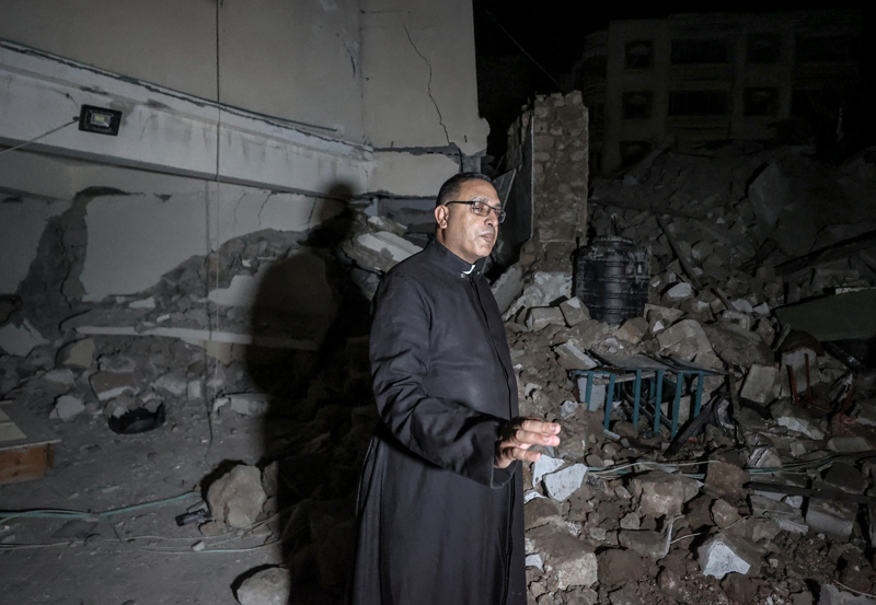 <p>Kud�s'teki Anglikan Kilisesi'ne ba�l� Aziz Porphyrius Rum Ortodoks Kilisesi, �srail'in 17 Ekim'de bombalad��� ve y�zlerce ki�inin �l�m�ne yol a�t��� El-Ehli Baptist Hastanesine yakla��k 250 metre mesafede yer al�yor.</p>