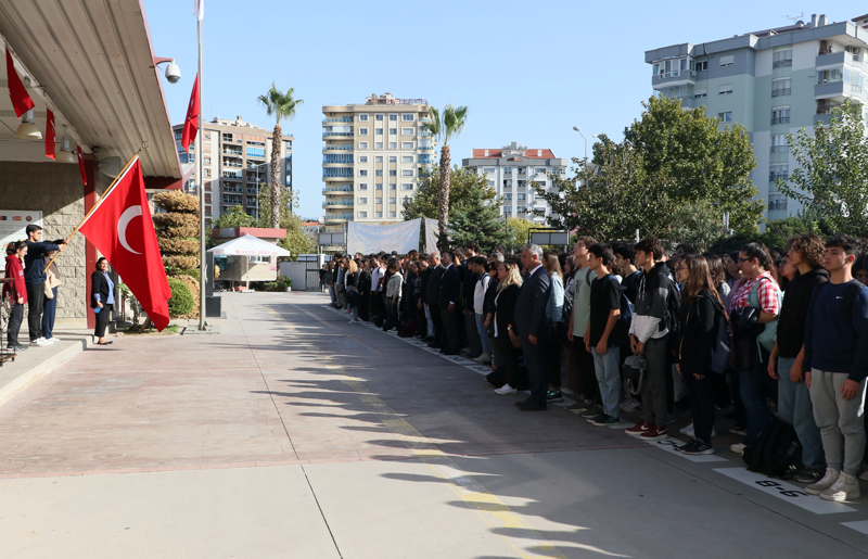 <p>�srail'in Gazze'ye y�nelik sald�r�lar�nda, ba�ta �ocuklar olmak �zere hayat�n� kaybedenler i�in �zmir'deki Cihat Kora Anadolu Lisesi'nde t�ren d�zenlenip, 1 dakikal�k sayg� duru�unda bulunuldu.</p>