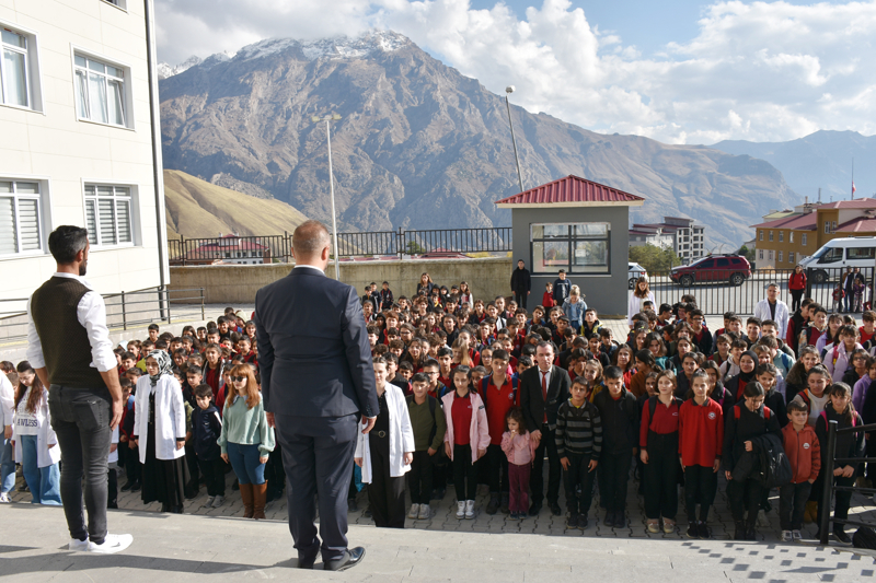 <p>Hakkari'deki �dris Akb�y�k �lk ve Ortaokulu'nda d�zenlenen bayrak t�reninde, �srail'in Filistin'e y�nelik sald�r�lar�nda ba�ta �ocuklar olmak �zere hayat�n� kaybedenler i�in 1 dakikal�k sayg� duru�unda bulunuldu.</p>