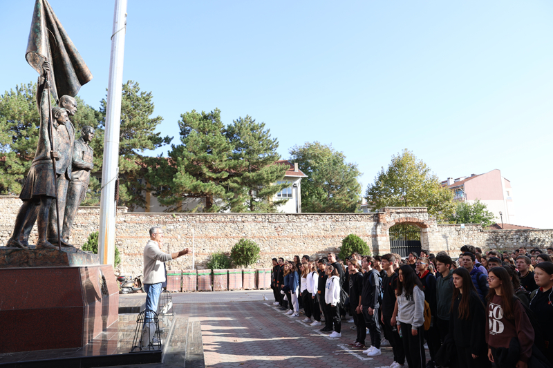 <p>�srail'in Gazze'ye y�nelik sald�r�lar�nda, ba�ta �ocuklar olmak �zere hayat�n� kaybedenler i�in Edirne Lisesinde 1 dakikal�k sayg� duru�unda bulunuldu.</p>