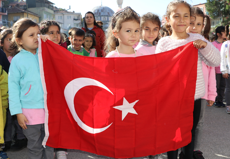 <p>�srail'in Gazze'ye y�nelik sald�r�lar�nda, ba�ta �ocuklar olmak �zere hayat�n� kaybedenler i�in Amasya'daki Atat�rk �lkokulu'nda 1 dakikal�k sayg� duru�unda bulunuldu.</p>