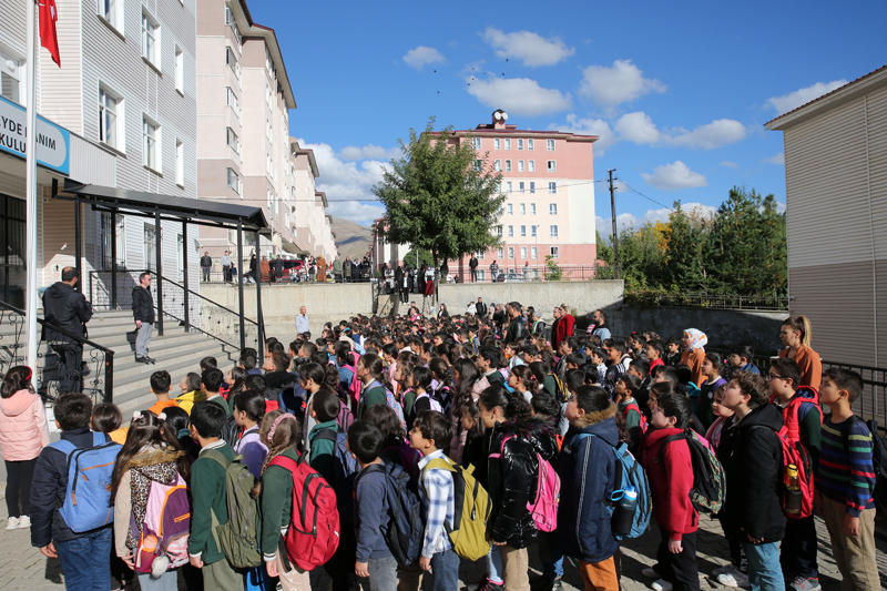 <p>Bitlis'teki okullarda �srail'in Gazze'ye y�nelik sald�r�lar�nda hayat�n� kaybedenler i�in 1 dakikal�k sayg� duru�unda bulunuldu.</p>