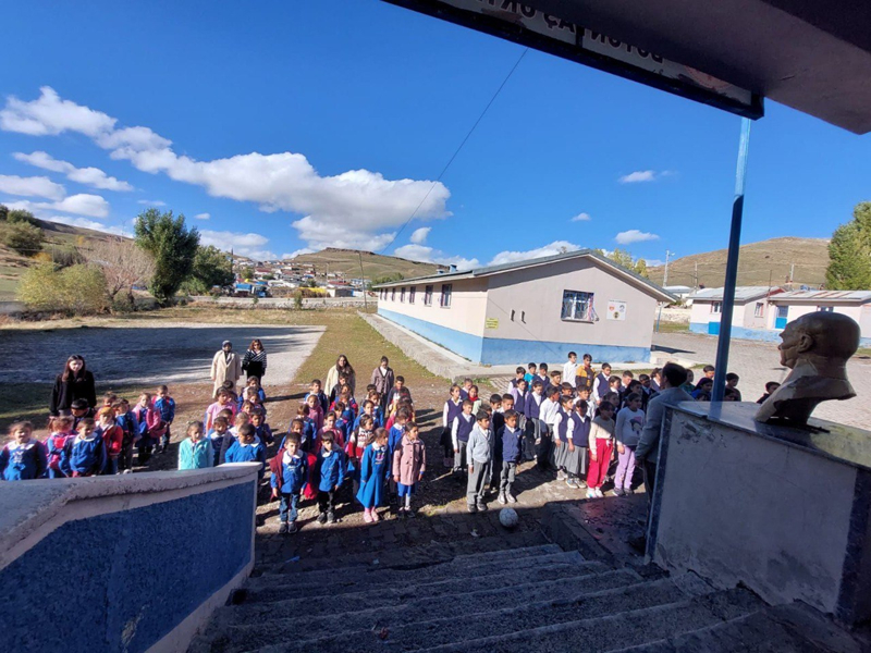 <p>�srail'in Gazze'ye y�nelik sald�r�lar�nda, ba�ta �ocuklar olmak �zere hayat�n� kaybedenler i�in Kars'�n Akyaka il�esindeki okullarda 1 dakikal�k sayg� duru�unda bulunuldu.</p>