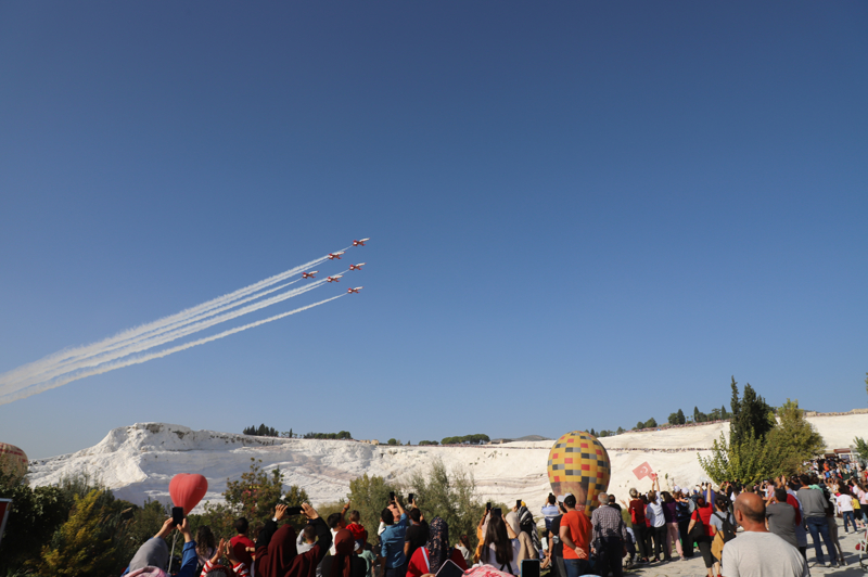 <p>Bu arada, �ren yerine �cretsiz girerek antik kent ve �evresini g�rme �ans� yakalayanlar, travertenlerin bulundu�u alana girmek i�in yo�unluk olu�turdu.</p>