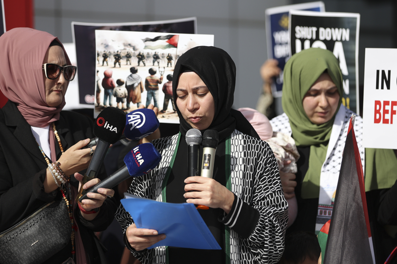 <p>Grup adına açıklamalarda bulunan avukat Elif Yurtoğlu, kuruluşunun 78. yıl dönümünde BM'nin barışı koruma amacıyla teşekkül ettiğini hatırlatmak üzere toplandıklarını belirtti.</p>