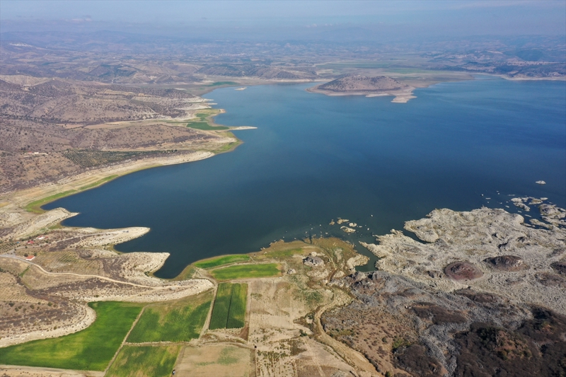 <p>Lavların beyazlamasının farklı sebepleri olabileceğini aktaran Karakuzu, şunları kaydetti:</p><p>'Şu an Çakallar ve Sindel volkanlarından çıkan akıntının içinde duruyoruz. Baraj çekilince ortaya çıkan görüntünün, kayaçların uzun yıllar su altında kalmasından beyazlaştığını düşünüyoruz. Mevsimsel olarak akarsuların göle taşıdığı sedimentlerin çökelmesiyle ve burada çeşitli mikroorganizmaların ve kabuklu canlıların üzerinde yaşamlar oluşturmasıyla ortaya çıkan bir beyazlık olduğunu düşünüyoruz.'</p>