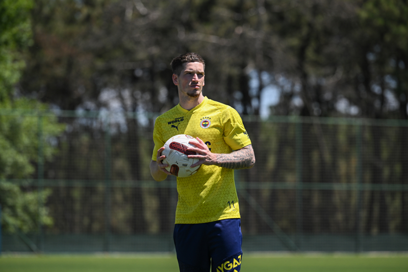 <a href='#0' target='_blank'>Fenerbahçe</a> özellikle <a href='#0' target='_blank'>Edin Dzeko</a>, <a href='#0' target='_blank'>Dusan Tadic</a>, <a href='#0' target='_blank'>Sebastian Szymanski</a>, <a href='#0' target='_blank'>Fred</a> ve <a href='#0' target='_blank'>Cengiz Ünder</a> gibi transferlerle büyük yankı uyandırdı.