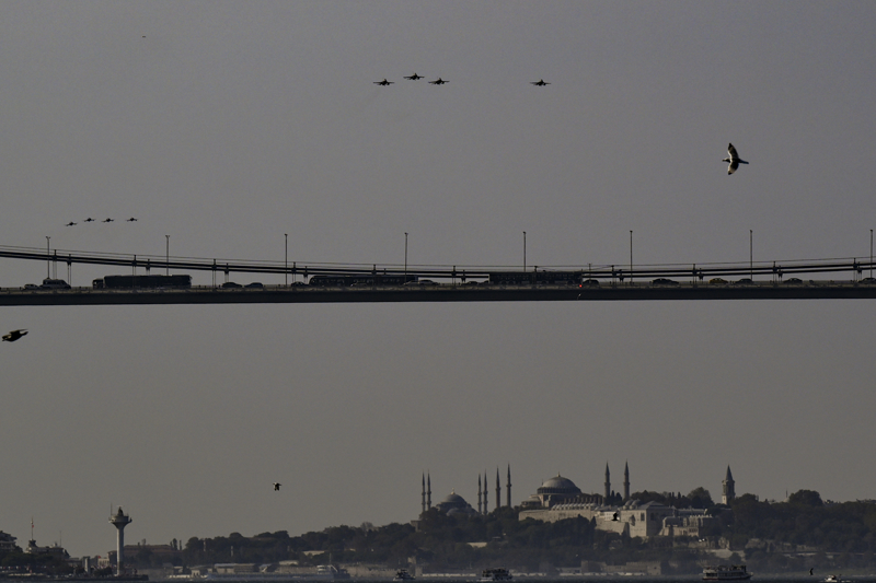 <p>�zleyenlerin be�enisini toplayan u�u�, bir�ok ki�i taraf�ndan cep telefonu kameralar�yla kaydedildi.</p>