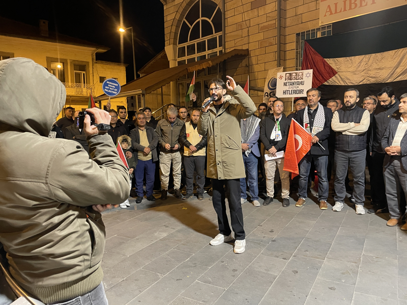 <p>Nev�ehir'de, �srail'in Gazze'ye sald�r�lar�n� protesto etmek isteyen vatanda�lar Alibey Camisi �n�nde bir araya geldi. Gen� �HH �l Sorumlusu Mehmet Berat Tural, grup ad�na konu�ma yapt�.</p>