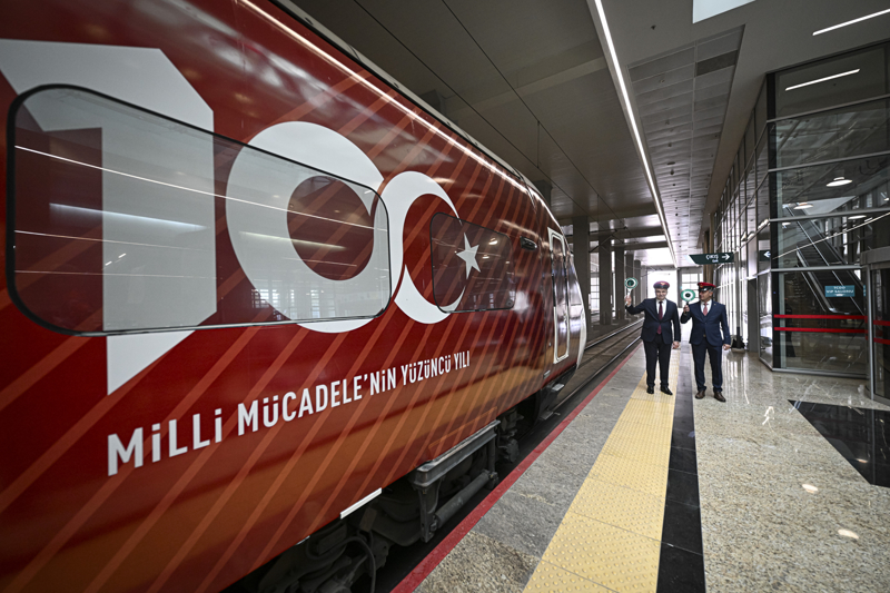 <p>Ankara'da 1 YHT (6 vagon) ve Ba�kentray seti (3 vagon) ile �stanbul'da 2 Marmaray seti (10 vagon) olmak �zere toplam 19 vagon, Cumhurba�kanl��� �leti�im Ba�kanl���nca tasarlanan giydirme g�rseliyle kapland�.</p>