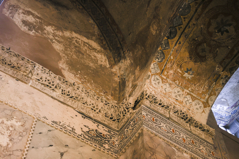 <p><b>- RESTORASYON SIRASINDA BAKIM ONARIM DA YAPILACAK</b><br></p><p>Ayasofya'nın bütün külliyesinin üzerinde 20'ye yakın irili, ufaklı kubbesi olduğunu ve şu anda bu kubbelerden çoğunun yağmur suyuna maruz kaldığını aktaran Sarı, sözlerini şöyle sürdürdü:</p><p>'Anıt eserin kubbelerinde kurşunlarda ciddi sıkıntılar var. Bu sıkıntılar sebebiyle anıt eser rutubet alıyor. Aldığı rutubet sebebiyle de tezyinatlarda ve mozaiklerde dökülmeler olabilir. İvedilikle bunları tespit edeceğiz. Gerekli müdahaleleri yapacağız. Ayasofya Cami, İstanbul'un fethinden sonra devşirilen ikinci eser. Ayasofya'nın alanı 10 bin 200 metrekare, vaftizhane de dahil. Kendi ana yapısının alanı ise 9 bin 800 metrekare. Kubbesinin yerden yüksekliği yaklaşık 56 metre. Bu anıt eserin restorasyonu çok uzun süreçli olacak. Çok kapsamlı detayları var. Bunlar tek tek değerlendirilecek ve gerekli yerlere müdahaleler yapılacak. Bu müdahalelerin tamamı binanın sıhhatli yaşamasını sağlayacak müdahaleler olacaktır.'</p>