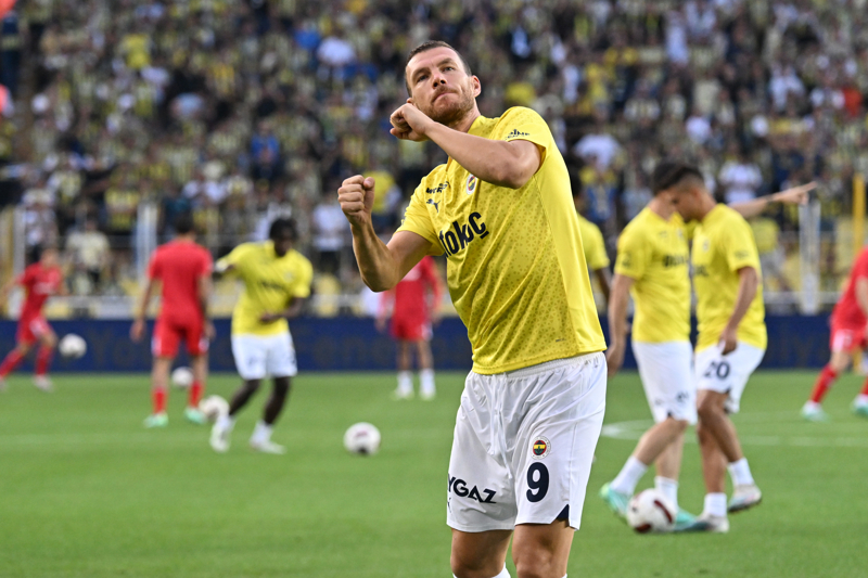 <p><b>Dnevni avaz</b> sitesinde, 'Dzeko inanılmaz, farklı zaferde hat-trick yaptı! Sarı-lacivertliler hala yenilmez' başlığı kullanıldı.</p><p>Haberde, 'İkinci yarıya Edin Dzeka hakim oldu. Kaptan, ikinci yarıda hat-trick yaptı ve 65. dakikadan 87. dakikaya kadar üç golü de kaydetti. Bu arada Dzeko, bu sezon Türkiye liginde 10 gol sayısına ulaşarak gol krallığı sıralamasında ilk sıraya yerleşti. Dzeko kesinlikle durdurulamazdı' denildi.</p>