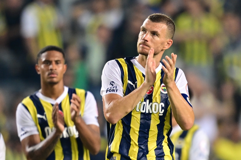 <p><b>Tuttomercatoweb</b> sitesinde yer alan haberde şu başlık atıldı: Süper Lig'de Fenerbahçe şov yapıyor! Pendikspor'a beş gol, Dzeko'dan hat-trick</p><p>Haberde ise, 'Fenerbahçe'nin (neredeyse) mükemmel yürüyüşü, Galatasaray'ın başarısına karşılık vererek ve Türkiye Süper Ligi'nde zirveyi yeniden ele geçirerek devam ediyor. Fenerbahçe Pendikspor'a beş gol atarak, hatta hat-trick yaparak süper bir Edin Dzeko'nun önderliğinde 30 puana ulaştı' denildi.</p>