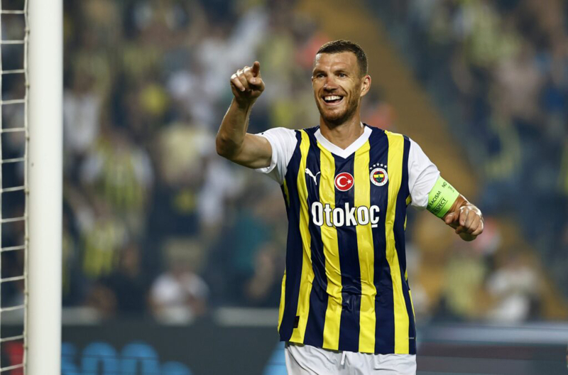 <p><b>Sportitaia.com,</b> 'Fenerbahçe'de Dzeko giderek daha belirleyici oluyor: Pendikspor karşısında 5-0'lık galibiyette hat-trick' başlığı attı.</p><p>Haberde, 'Fenerbahçe ve Roma ile Inter arasında geçen sekiz yılın ardından bu yaz Türkiye'ye gelen Edin Dzeko, Süper Lig 2023/2024'ü tam anlamıyla domine ediyor. Takım Pendikspor'u 5-0'la ezdi geçti. Bosnalı forvet hat-trick yaptı. Fenerbahçe ligde aldığı 10 galibiyetle puan tablosunda hala ilk sırada yer alıyor. İki puan eksiğiyle ikinci sırada yer alan Galatasaray ile arasındaki düello giderek daha da ilginç bir hal alıyor.' sözleri kullanıldı.</p>