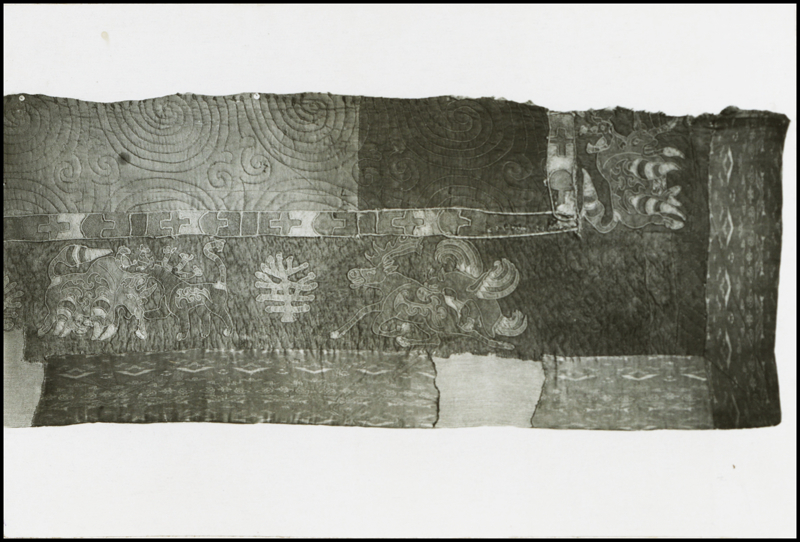 <p>Albmde Sibirya'dan Krm'a kadar geni bir corafyada yaayan Sayan-Altaylar, Karakaslar, Tuvalar, Altaylar, Yakutlar, Kazaklar, Karakrgzlar, zbekler, Trkmenler, Azerbaycan Tatarlar, Karaaylar, Kumuklar, Krm Tatarlar, Bakurtlar, uvalar ve Kazan Tatarlar gibi Trk boylarna ait dnemin sosyo-kltrel yapsna, inanlarna, ekonomik faaliyetlerine ve gnlk hayatlarna ait kareler bulunuyor.</p>