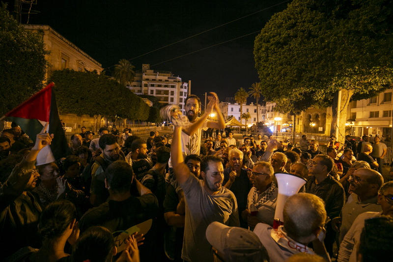 <p>Daha önce Tunus Halk Meclisinde İsrail ile normalleşmeyi suç sayan yasaya ilişkin oturumun ertelenmesi protesto edilmişti.</p>