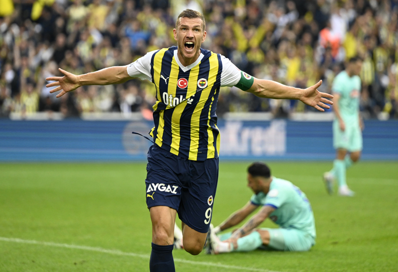 <p>2. Edin Dzeko</p><p>Takımı: Fenerbahçe</p><p>Yaş: 37 yaş, 7 ay, 12 gün</p>