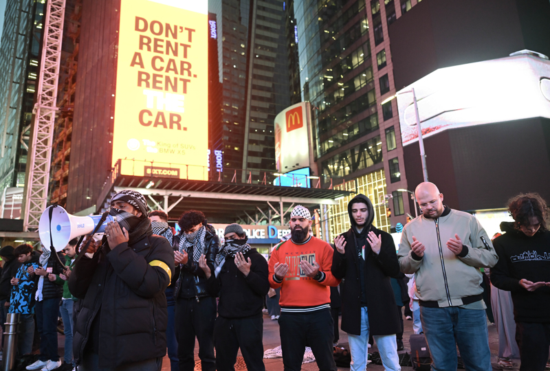 <p>CUNY Şansölyesi'nin New York ofisinin önünde toplanan göstericiler, Filistin bayrakları ve pankartlar taşıyarak Filistin'e desteklerini gösterdi. </p>