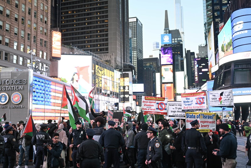 <p>Filistin bayrakları taşıyan göstericiler İsrail aleyhine sloganlar attı.</p>