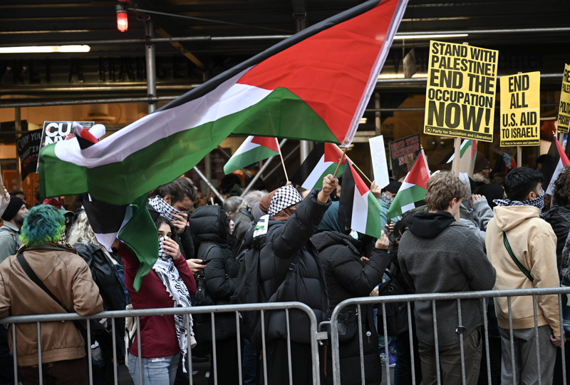 <p>ABD'liler Biden'in İsrail desteğini de kınadı.</p>