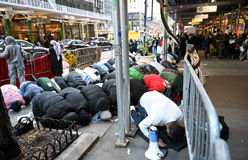 <p>Birçok dine mensup insanın bir araya geldiği göstericiler, Filistin'e destek için secdeye yattı.</p>