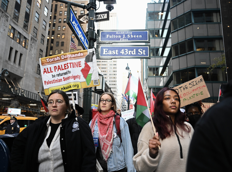 <p>Pankartlarla İsrail'e tepki gösteren kalabalıklar New York sokaklarını doldurdu.</p>