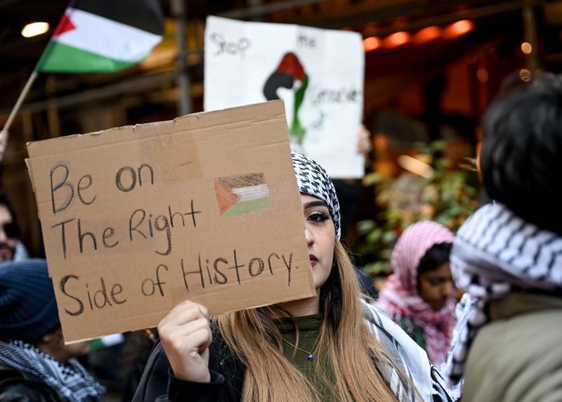 <p>Gıda, su, elektrik, yakıt ve internetten mahrum Filistin halkı için pankartlar açıldı.</p>