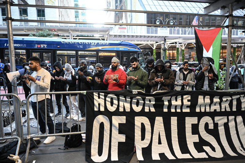 <p>İşgalci İsrail'in yoğun hava saldırıları göstericiler tarafından kınandı.</p>