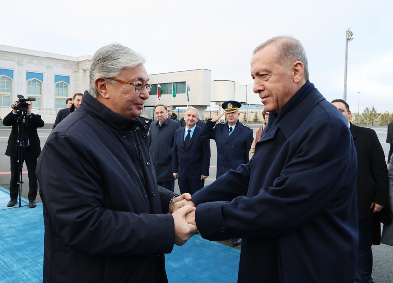 <p>Erdoğan ve Tokayev daha sonra bir süre Togg'u inceleyerek sohbet etti.</p>