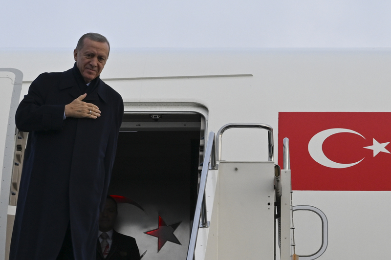 <p>Özel uçak 'TC-TUR' ile Astana'dan Türkiye'ye hareket eden Cumhurbaşkanı Erdoğan'ı, Kazakistan Cumhurbaşkanı Tokayev ve diğer yetkililer uğurladı.</p>
