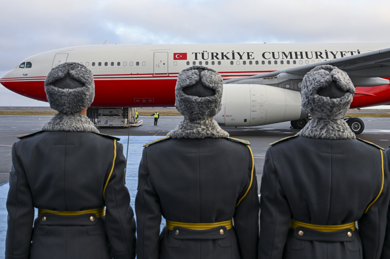<p>Cumhurbaşkanı Erdoğan ile Dışişleri Bakanı Hakan Fidan, Enerji ve Tabii Kaynaklar Bakanı Alparslan Bayraktar, Ticaret Bakanı Ömer Bolat, Ulaştırma ve Altyapı Bakanı Abdulkadir Uraloğlu, Türk Devletleri Teşkilatı Aksakallar Konseyi Başkanı Binali Yıldırım, MİT Başkanı İbrahim Kalın, Cumhurbaşkanlığı İletişim Başkanı Fahrettin Altun da Kazakistan'dan ayrıldı.</p>