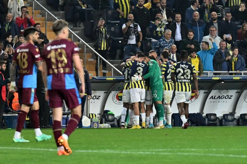 <p><b>EN YÜKSEK AVERAJA SAHİP</b></p><p>Fenerbahçe bu sezon Süper Lig'de en yüksek averaja sahip takım konumunda (+24). Lig tarihinde ilk 11 maç sonunda en yüksek averaja iki ekip Galatasaray (+25; 1998/99) ve Kocaelispor (+25; 1992/93).</p>