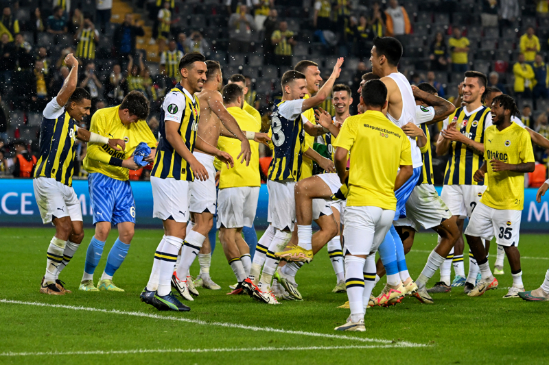 <p><b>ÖNDE KAPTIĞI TOPLAR SAYESİNDE EN FAZLA GOL BULAN TAKIM</b></p><p>Bu sezon Süper Lig'de önde kaptığı toplar sayesinde en fazla gol bulan takım Fenerbahçe (7). Trabzonspor ise birinci bölgede kaptırdığı toplar sonrası rakiplerine toplam 13 şut fırsatı verdi ve bunların sadece biri gol oldu.</p>