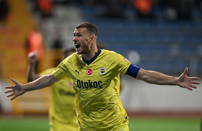 <p><b>İLK 10 LİG MAÇINDA EN FAZLA GOL ATAN OYUNCU</b></p><p>Edin Dzeko, Opta'nın bu alanda detaylı veriye sahip olduğu 2007/08'den bu yana Fenerbahçe formasıyla çıktığı ilk 10 Süper Lig maçında en fazla gol atan oyuncu oldu (10).</p>