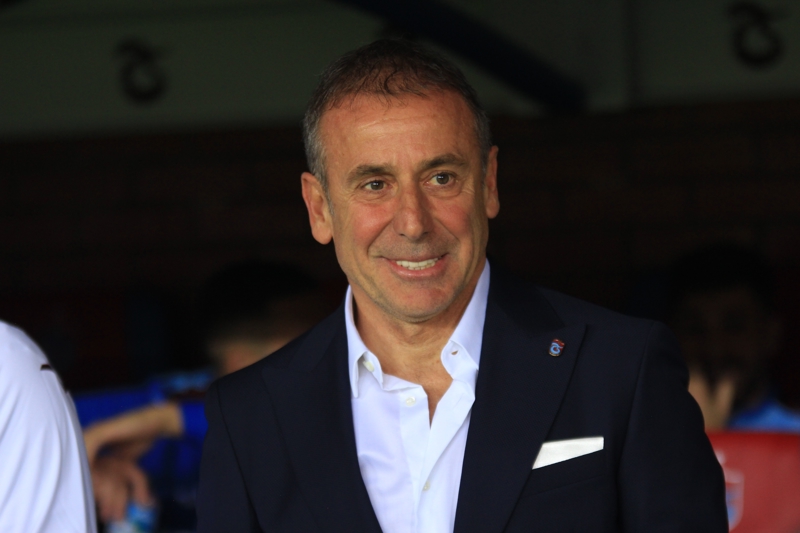 <p><b>AVCI'NIN ÖNÜNDE İKİ TEKNİK DİREKTÖR VAR</b></p><p>Süper Lig tarihinde Fenerbahçe'yi Trabzonspor'un başında Abdullah Avcı'dan (2G 1B 1M) daha fazla mağlup eden sadece iki teknik direktör var: Ahmet Suat Özyazıcı (8) & Özkan Sümer (3).</p>