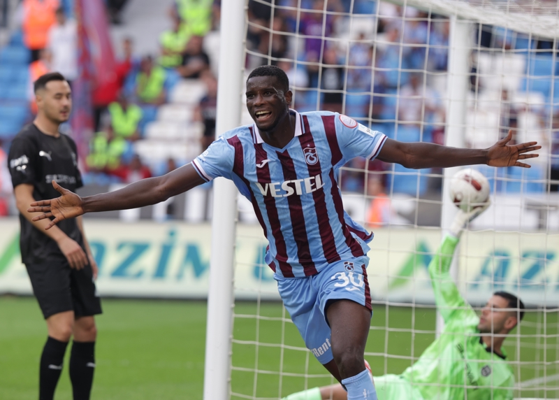 <p><b>5'TE 3'TEN SONRA 10'DA 0</b></p><p>Trabzonspor formasıyla çıktığı ilk üç Süper Lig maçında çektiği beş şutun üçünü gole çeviren Paul Onuachu, daha sonraki üç karşılaşmada rakip kaleye gönderdiği 10 şutta fileleri havalandıramadı.</p>