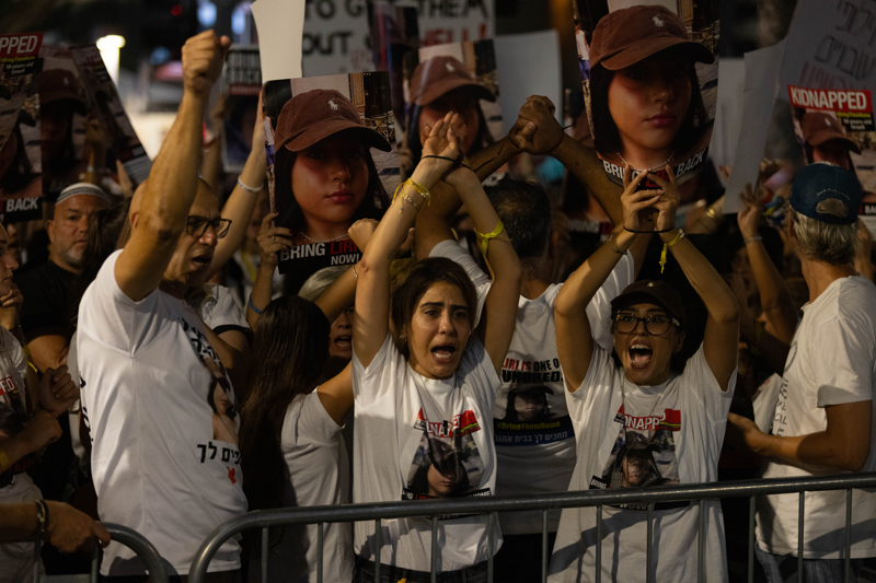<p>Bakentte Tel Aviv Mzesi nnde toplanan esir aileleri ve onlara destek veren gstericiler, 'Onlar geri getirin' sloganlar att.</p>