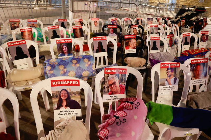 <p>'Karlan ve Kayp Aileleri nisiyatifi'nin organizasyonuyla binlerce srailli bakent Tel Aviv, Hayfa, Eliat ile Bat Kuds'te esirlerin ailelerine destek vermek iin topland.<br></p>