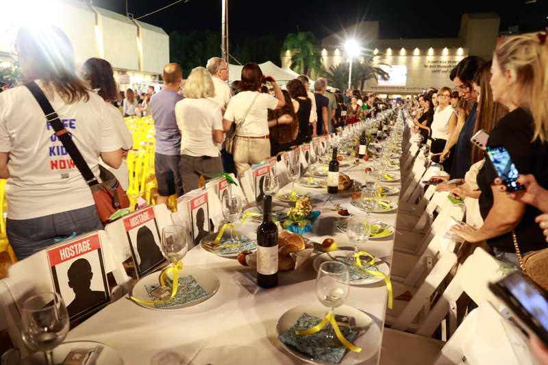 <p>Karlan ve Kayp Aileleri nisiyatifi ayrca, sosyal medya hesab X'ten yapt aklamada, Babakan Netanyahu ve Savunma Bakan Yoav Gallant'a seslenerek, 'Onlarn hayat sizin elinizde' ifadelerine yer verdi.</p>