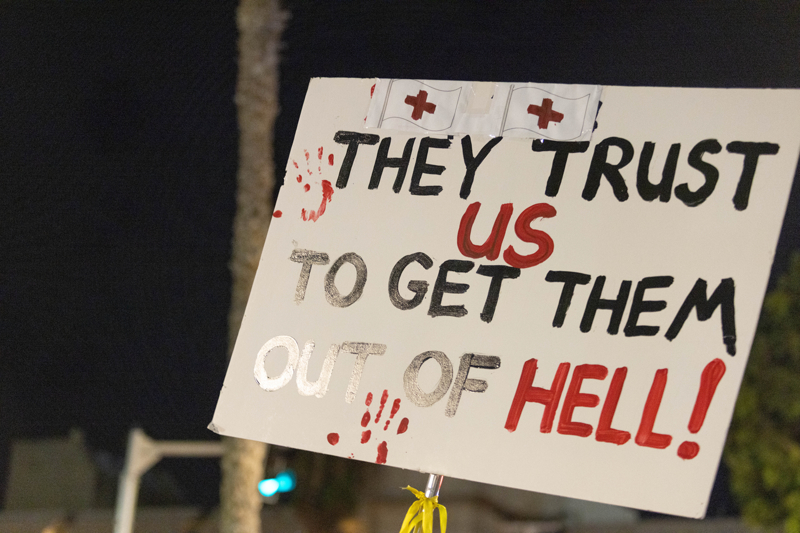 <p>Esirlerin aileleri de Gazze'deki yaknlarnn serbest braklmalar iin Babakan Binyamin Netanyahu hkmetine mmkn olan tm yollar deneme arsnda bulundu.</p>