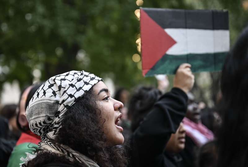 <p>Gazze'ye ynelik saldrlarn protesto eden gstericiler, New York sokaklarnda ellerinde pankart ve Filistin bayraklar tad.</p>