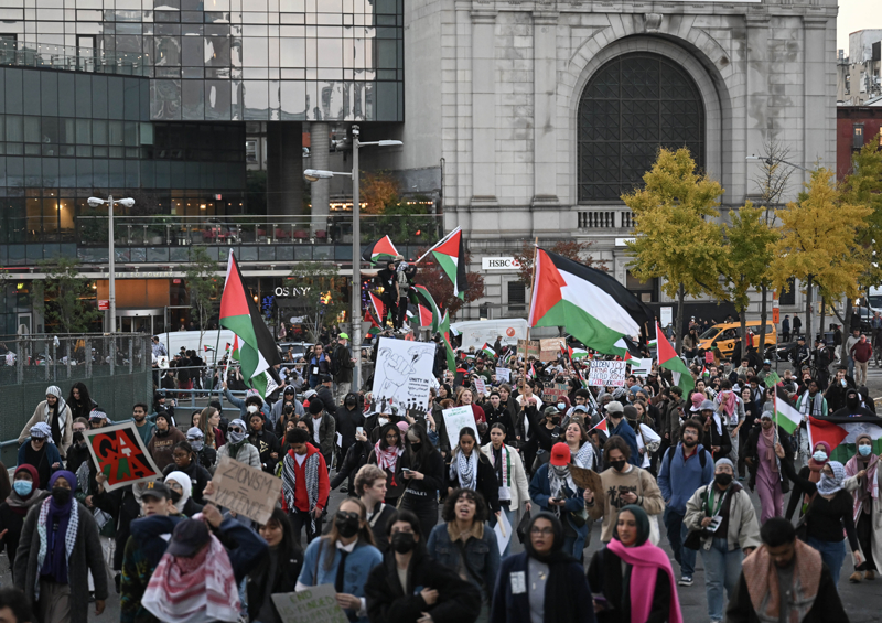 <p>Filistin bayraklar tayan gstericiler srail aleyhine sloganlar att.</p>