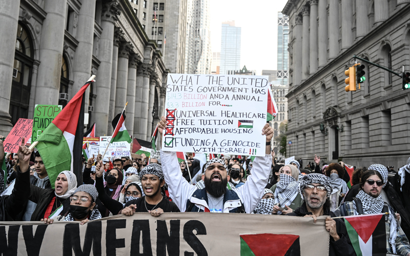 <p>Gazze'de binlerce kadn ve ocuun ldrlmesine pankartlarla tepki gsterildi.</p>