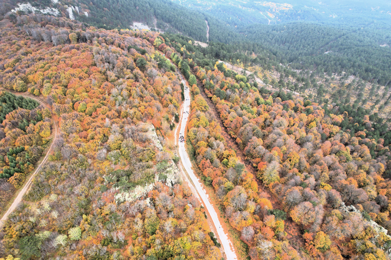 <p>Balıkesir'in Sındırgı ilçesindeki 1764 rakımlı Ulus Dağı'nda hakim olan sonbahar renkleri, dronla görüntülendi.</p>