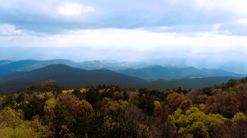 <p><b><font size='3'>Balıkesir'in 1764 rakımlı Ulus Dağı'ndaki sonbahar renkleri dronla görüntülendi</font></b></p>