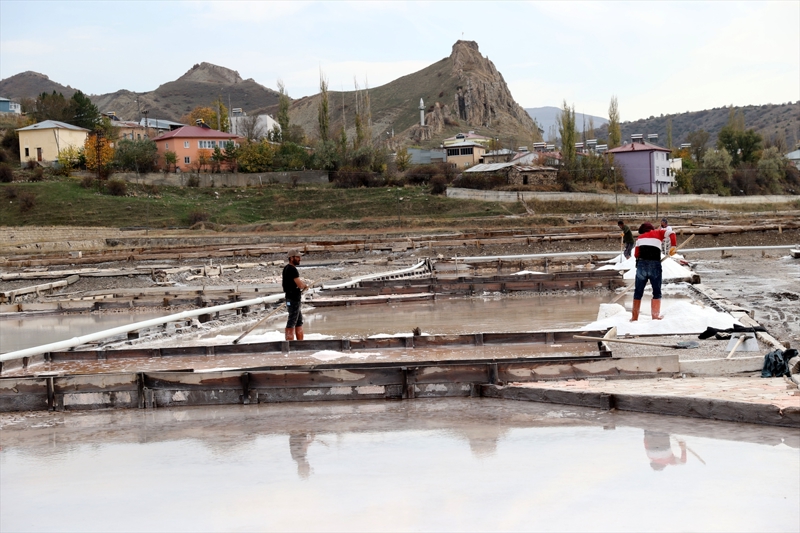 <p>Tuzlada haziran ve aralık arasındaki dönemde üretim yaptıklarını belirten Yılmaz, 'Üretimi havanın güneşli olduğu günlerde yapıyoruz. Yağmur ve kar düştükten sonra üretime son vermek durumunda kalıyoruz.' dedi.</p>